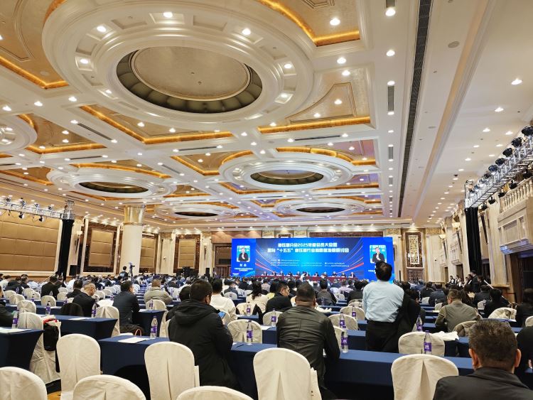 陕西意联电气携免维护吸湿器等两大核心产品亮相中电协变压器分会2025年度会员大会 陕西意联电气携免维护吸湿器等两大核心产品亮相中电协变压器分会2025年度会员大会